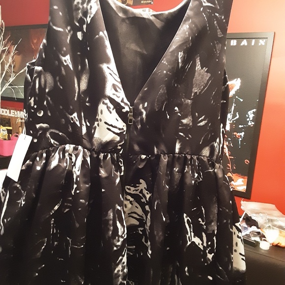 Venus Gown - Picture 4 of 8